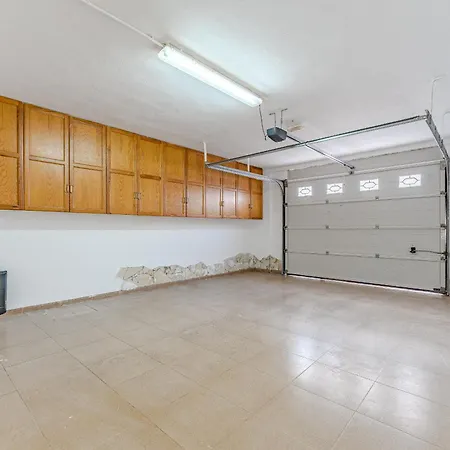 - 3 Bedroom House With Pool Holiday home *