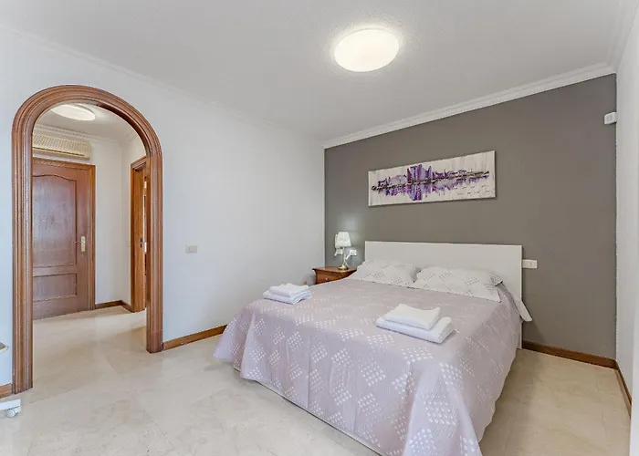 بيت للعطل - 3 Bedroom House With Pool